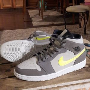 Jordan 1 Mid gun metal/smoke grey/ volt size 12